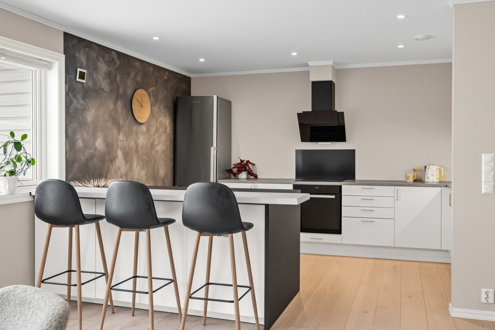 Kjøkkenet har åpen løsning til stuen og skilles med en praktisk kjøkkenøy. Galleribilde