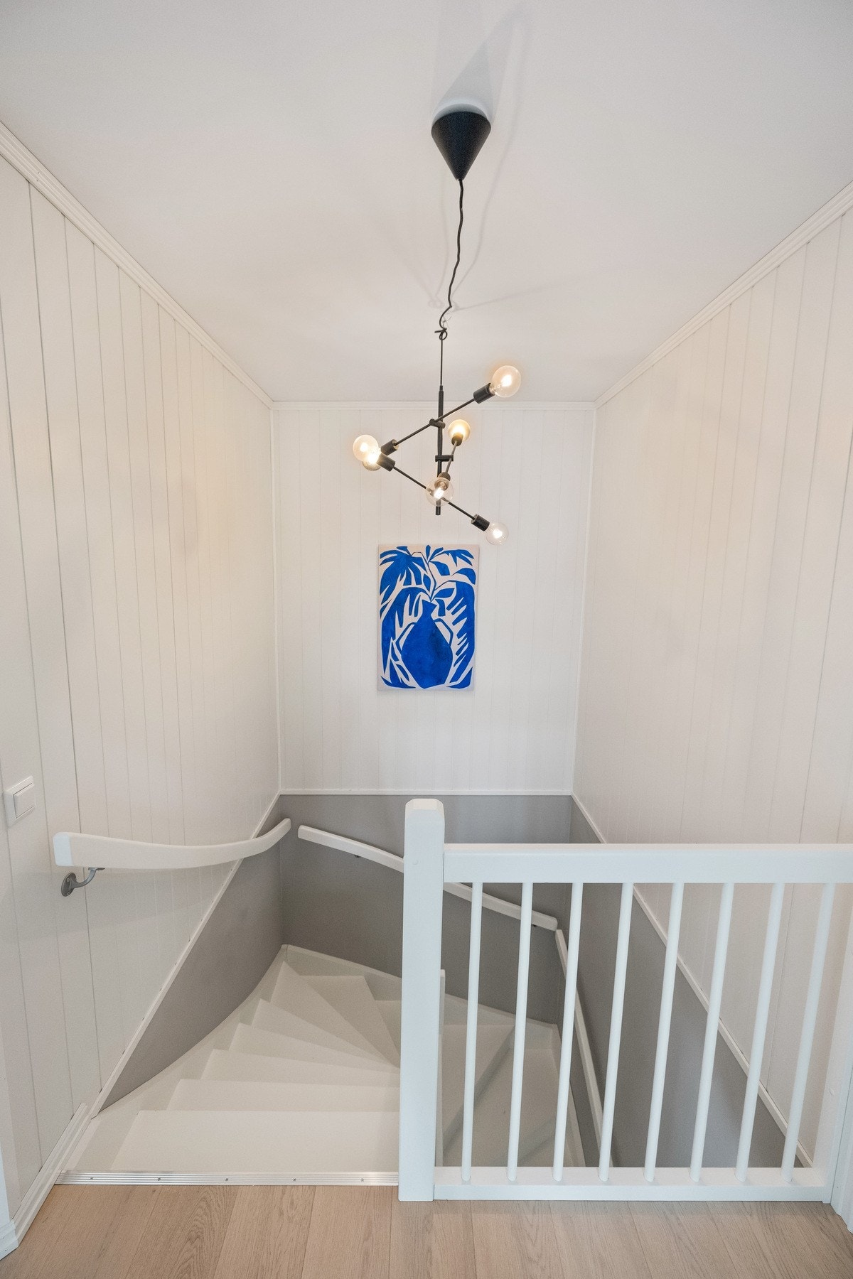 Trapperommet er lysmalt og binder etasjene sammen. Galleribilde