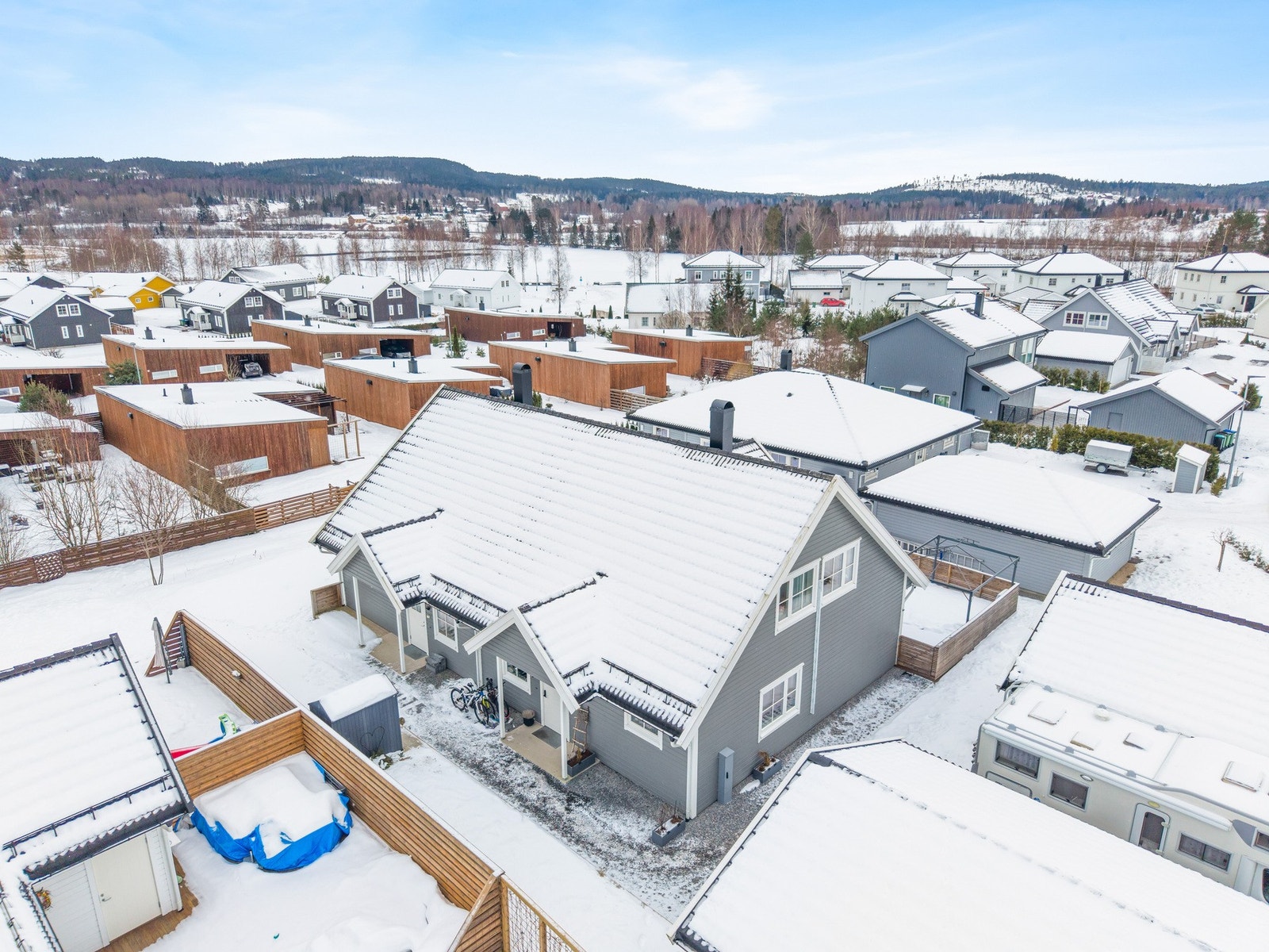 Boligen er en del av en vertikaldelt tomannsbolig og har den innerste inngangen. Galleribilde