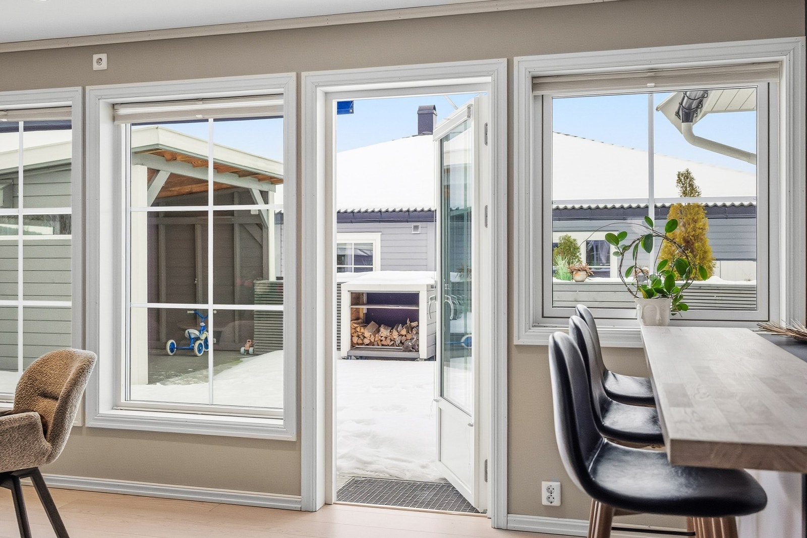 Fra stuen gar du adkomst til terrassen på ca. 69 kvm. Galleribilde