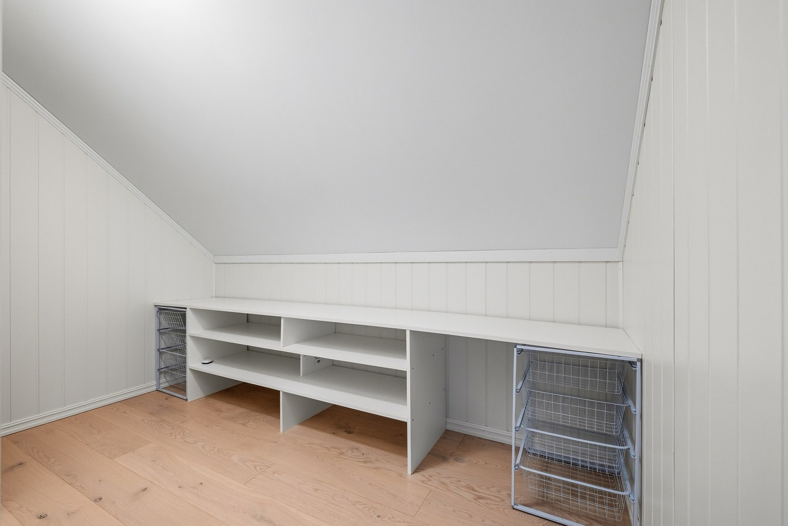 Boden er innredet med skap og skuffer for god utnyttelse. Galleribilde