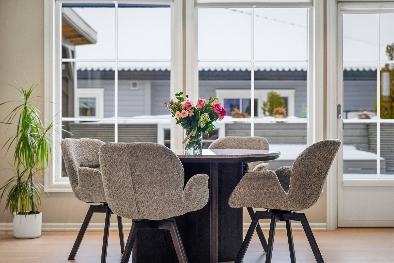 Herfra har du kun en kort kjøretur til skoler og barnehager, samt en rekke flotte servicetilbud på Årnes og Jessheim. Galleribilde