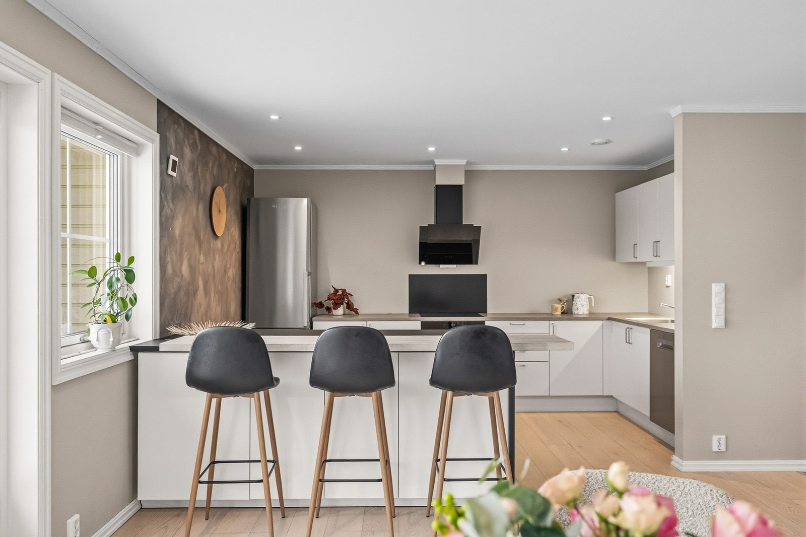 Frida Solberg i EIE eiendomsmegling har gleden av å presentere Nabben 10A - en attraktiv vertikaldelt tomannsbolig i et svært familievennlig område på Bjertnestunet i Nes kommune. Galleribilde