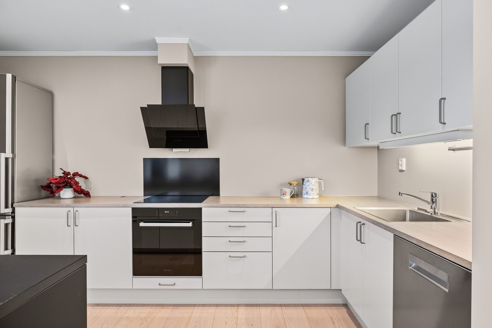 Kjøkkenet er utstyrt med frittstående kjøleskap med frysedel og oppvaskmaskin. Galleribilde