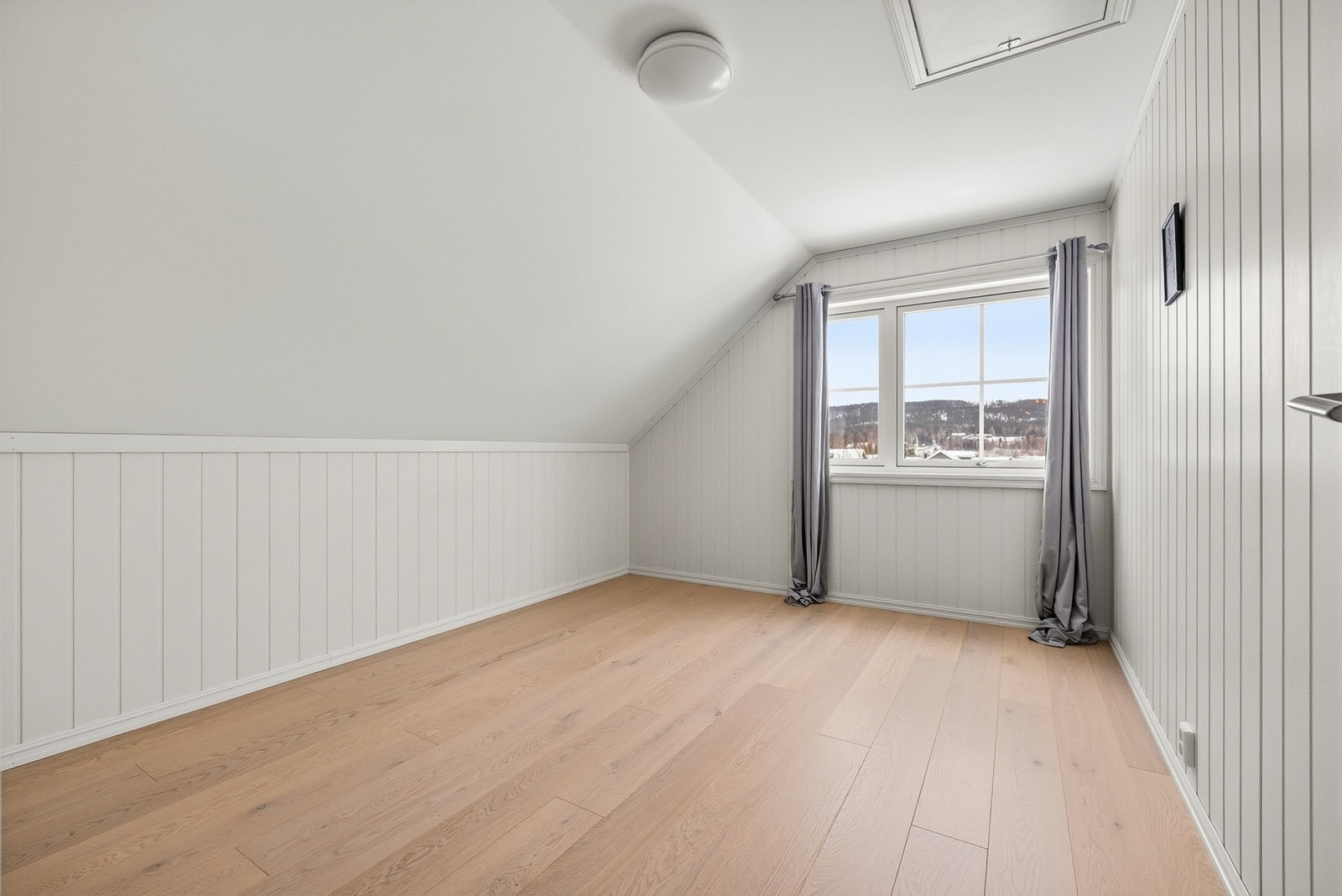 Soverommet har store vinduer og har blitt benyttet som hovedsoverom. Galleribilde