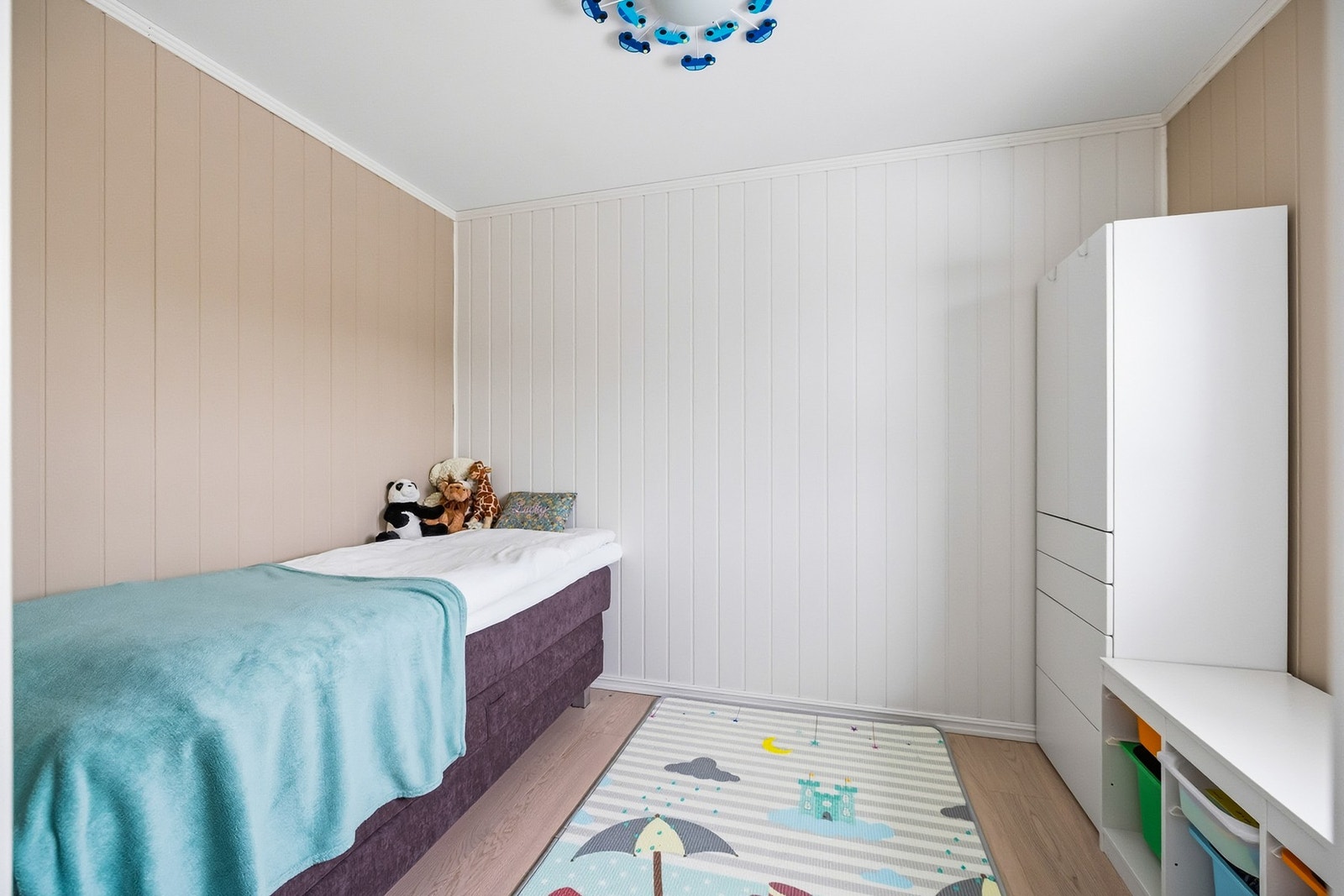 Soverom 1 har god plass til en stor garderobe, dobbeltseng og passer ypperlig som gjesterom, barnerom eller kontor. Galleribilde