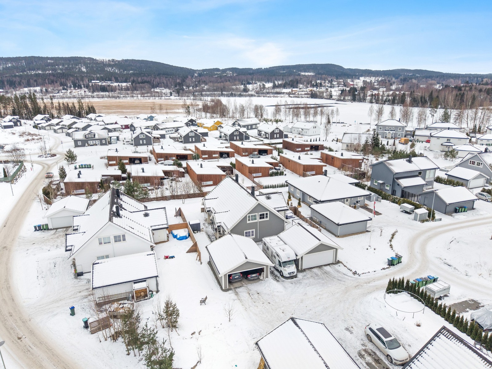 Boligen ligger i et etablert boområde med flere eneboliger og flermannsboliger. Galleribilde