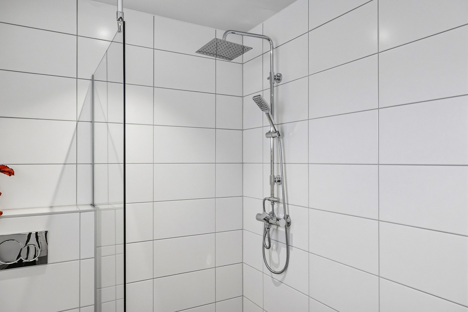 Her får du dusjnisje med glassdør og dusjarmatur med hånddusj og regndusj. Galleribilde