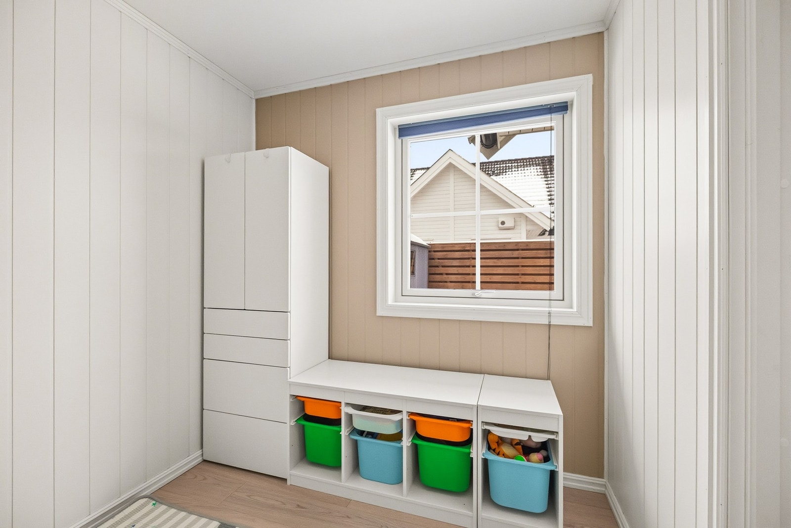 Rommet benyttes i dag som barnerom og har god plass til lagring- og oppbevaringsmøbler. Galleribilde