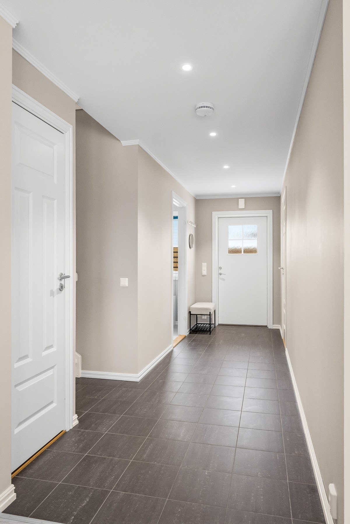 Under trappen i gangen er det laget en bod for lukket oppbevaringsmulighet. Galleribilde