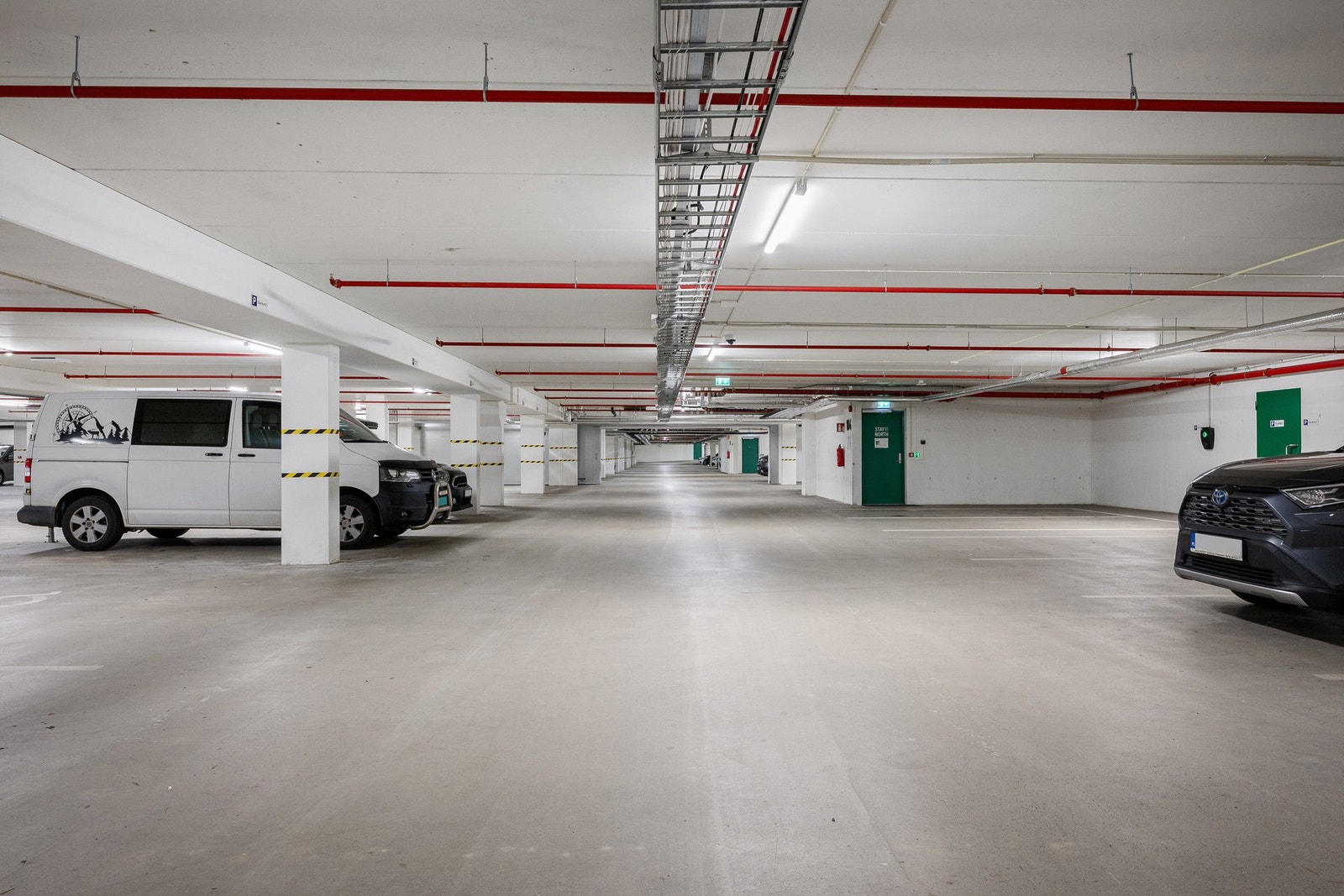 Felles garasjeanlegg i underetasjen Galleribilde