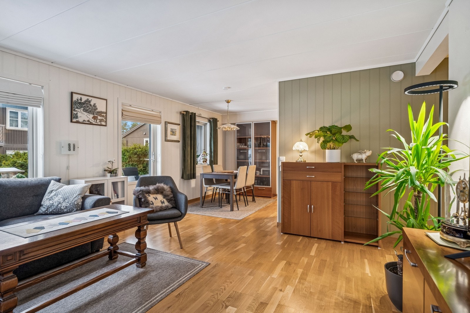 Stue har utgang til nydelig markterrasse med platting fra 2025 Galleribilde