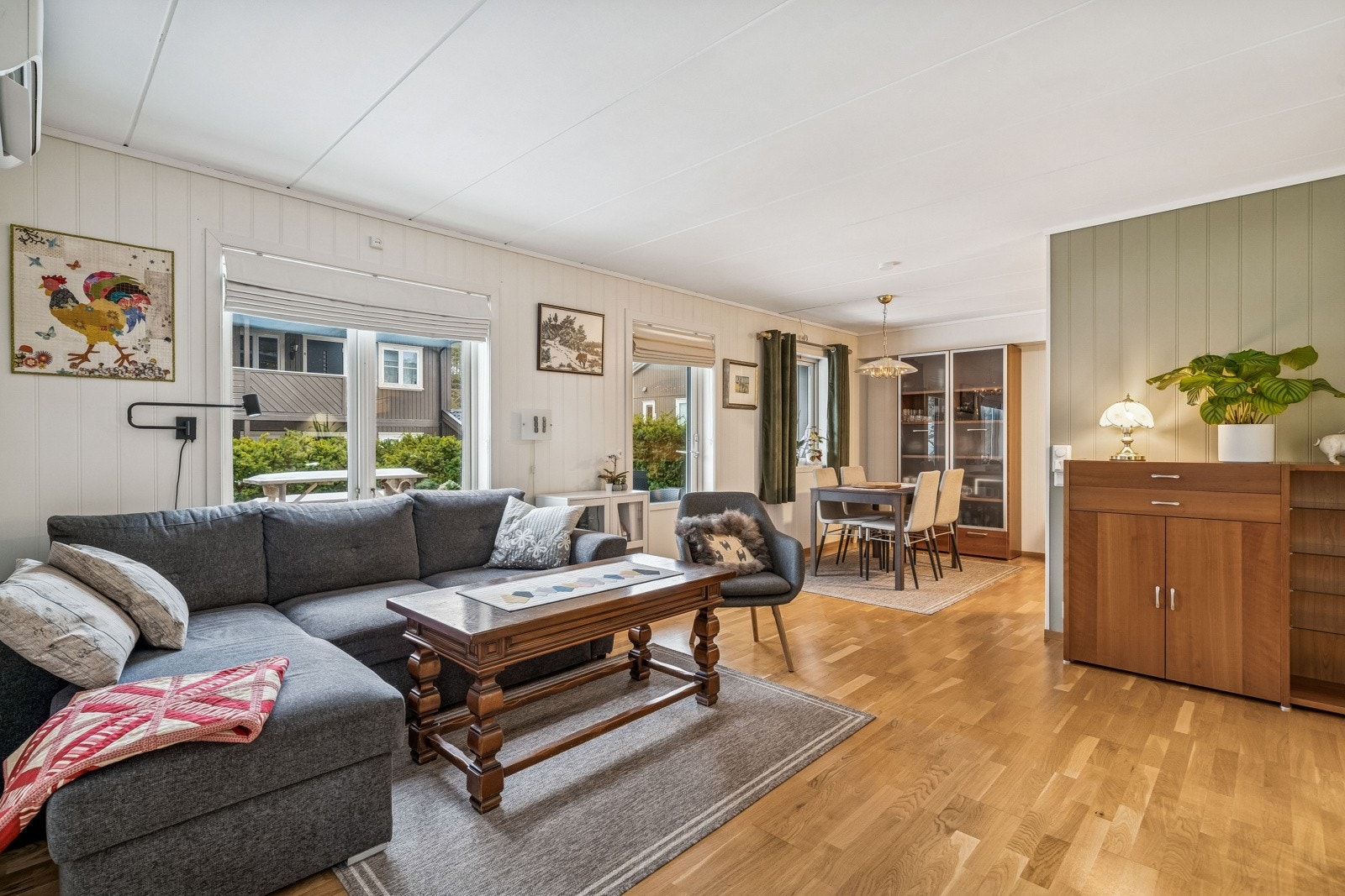 Stue og kjøkken i delvis åpen løsning Galleribilde