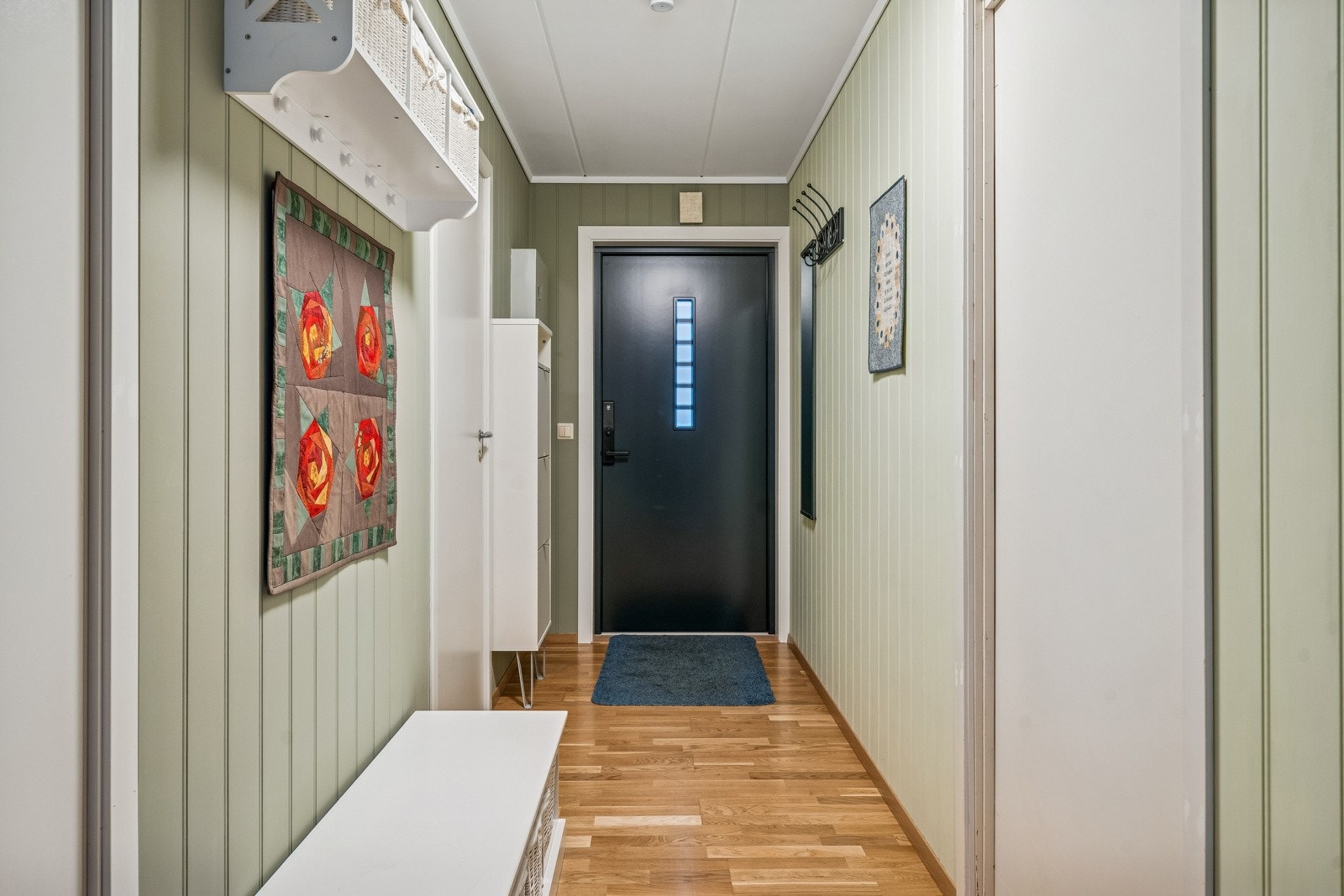 Gang med skyvedørsgarderobe Galleribilde