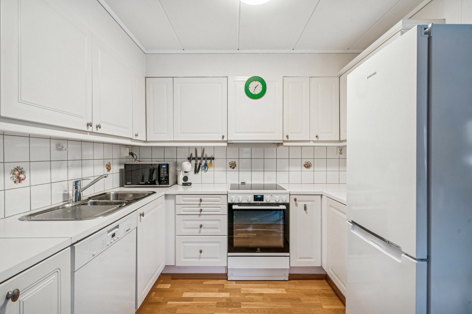 Kjøkken har godt med skapplass Galleribilde