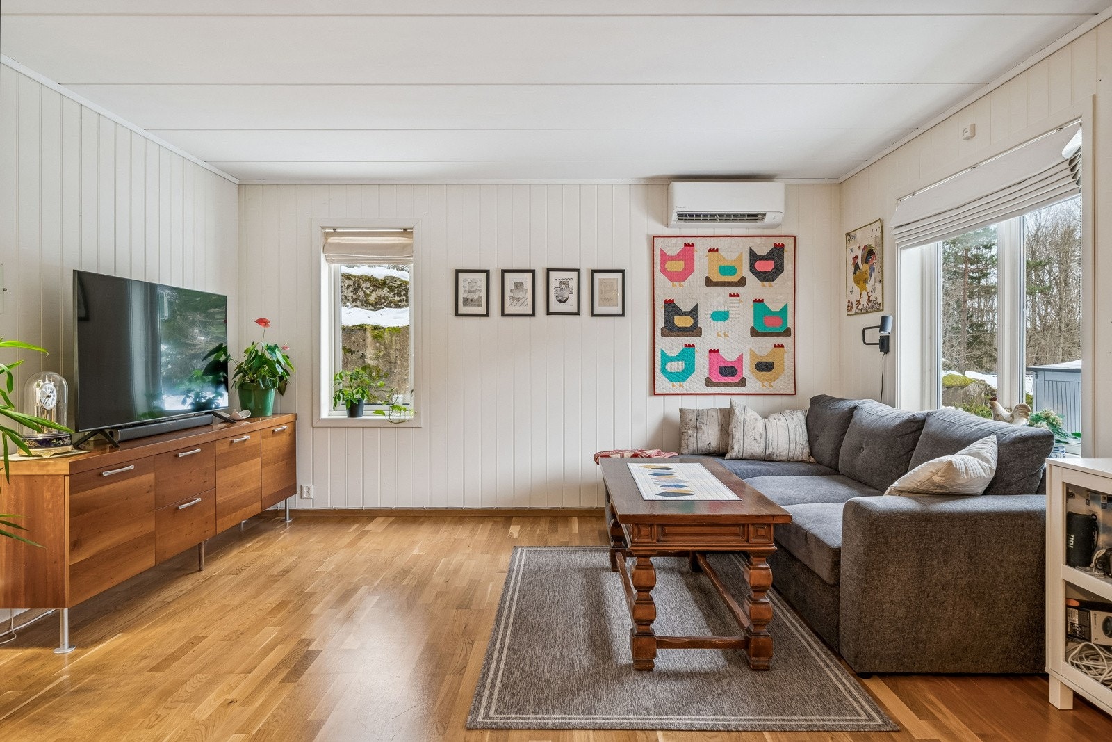 Stue med flere vindusflater som gir godt lys Galleribilde