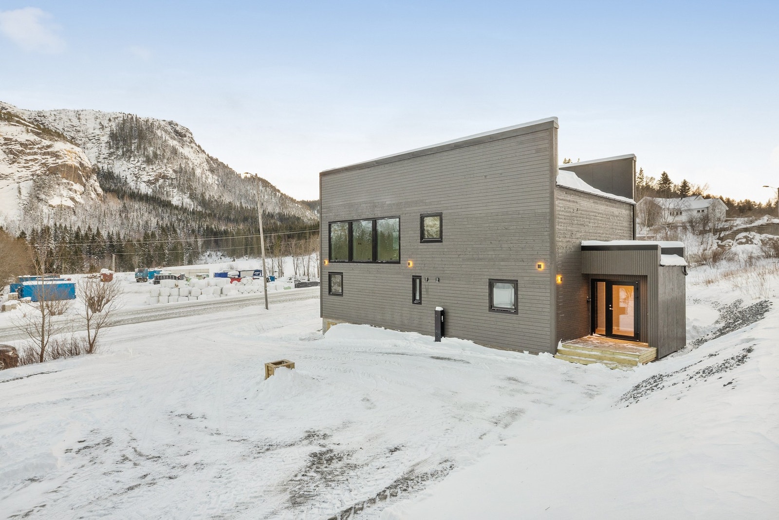 Eiendommen har en romslig og selveiet tomt på ca. 3,8 mål Galleribilde