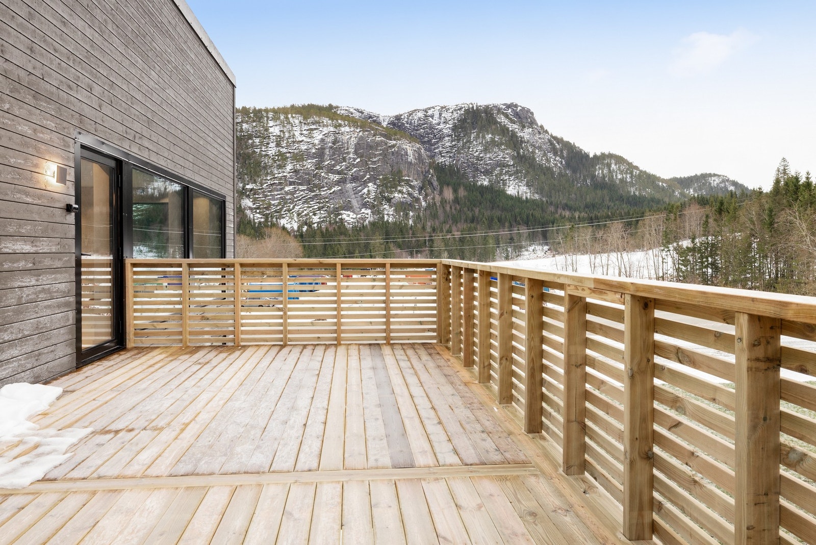 Romslig balkong vendt mot sørvest, med utgang fra stue og kjøkken Galleribilde