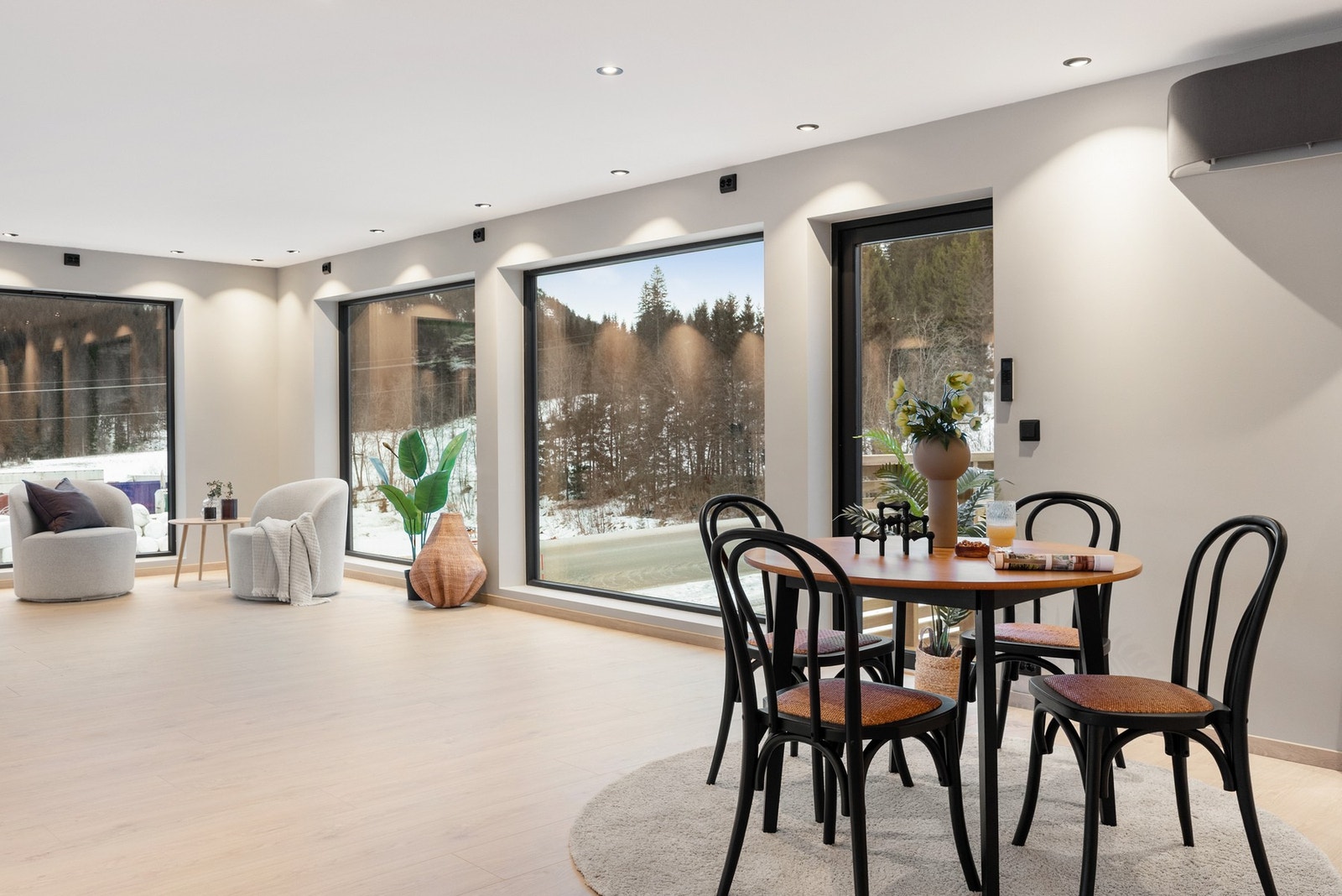 Overflater er holdt i tidsriktige og samtidig tidløse fargetoner Galleribilde