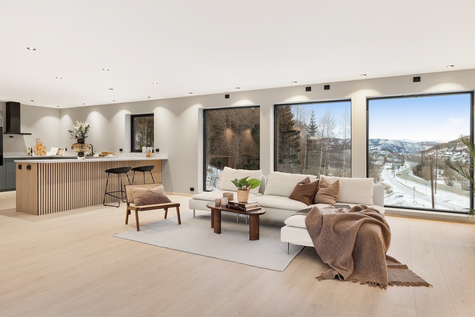 Familievennlig bolig med fire soverom, bad og separat vaskerom. Romslig stue og kjøkken i åpen løsning Galleribilde