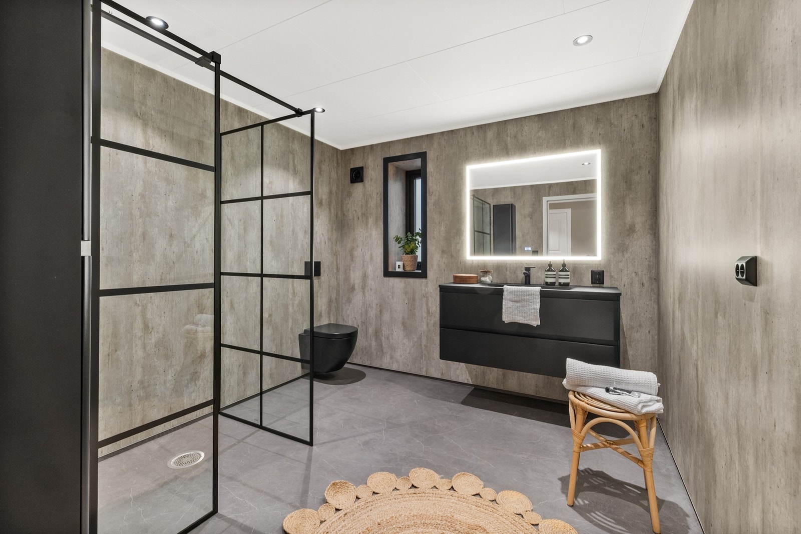 Badet har et moderne og stilrent uttrykk Galleribilde