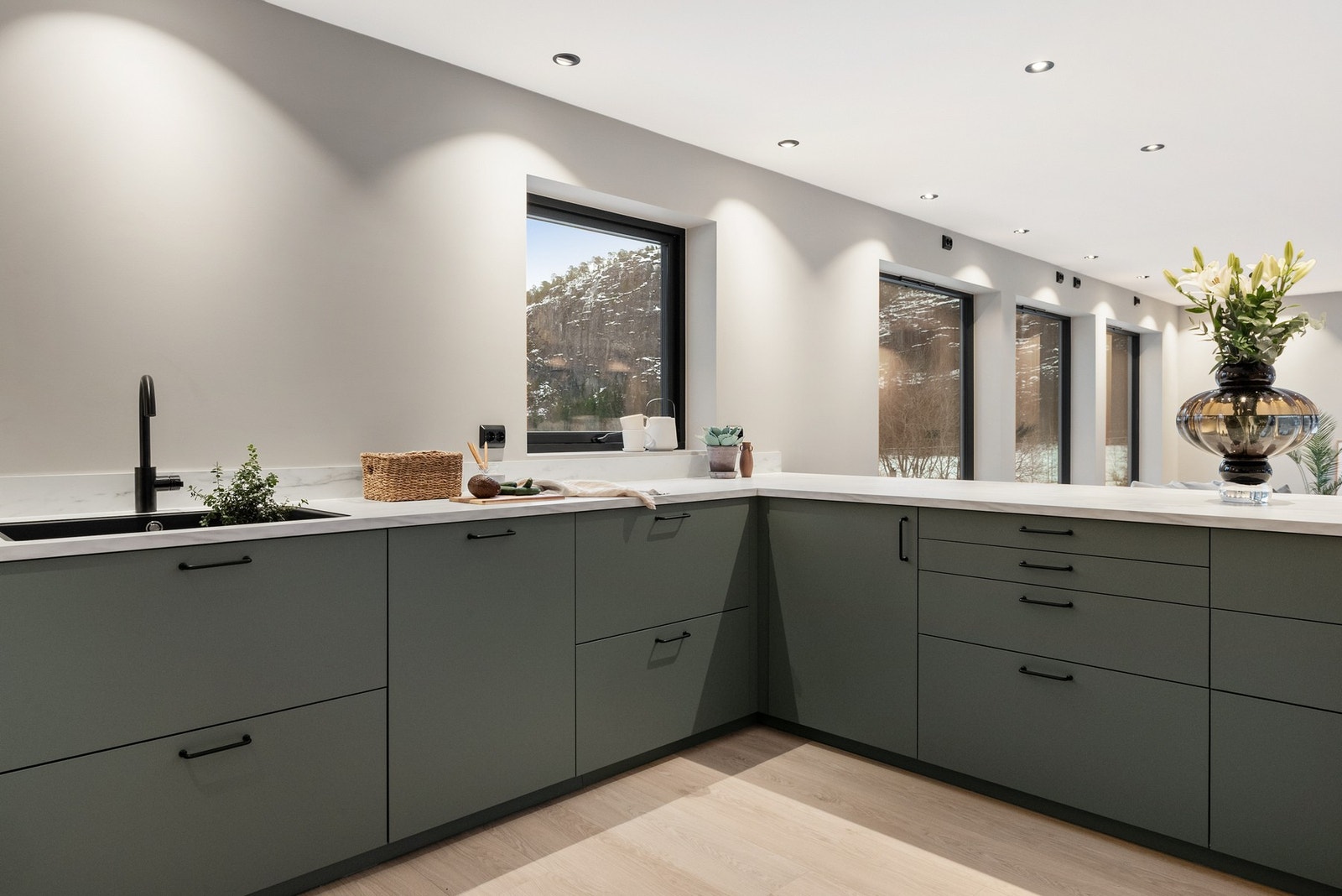 Kjøkken med god plass til matlaging og hygge Galleribilde