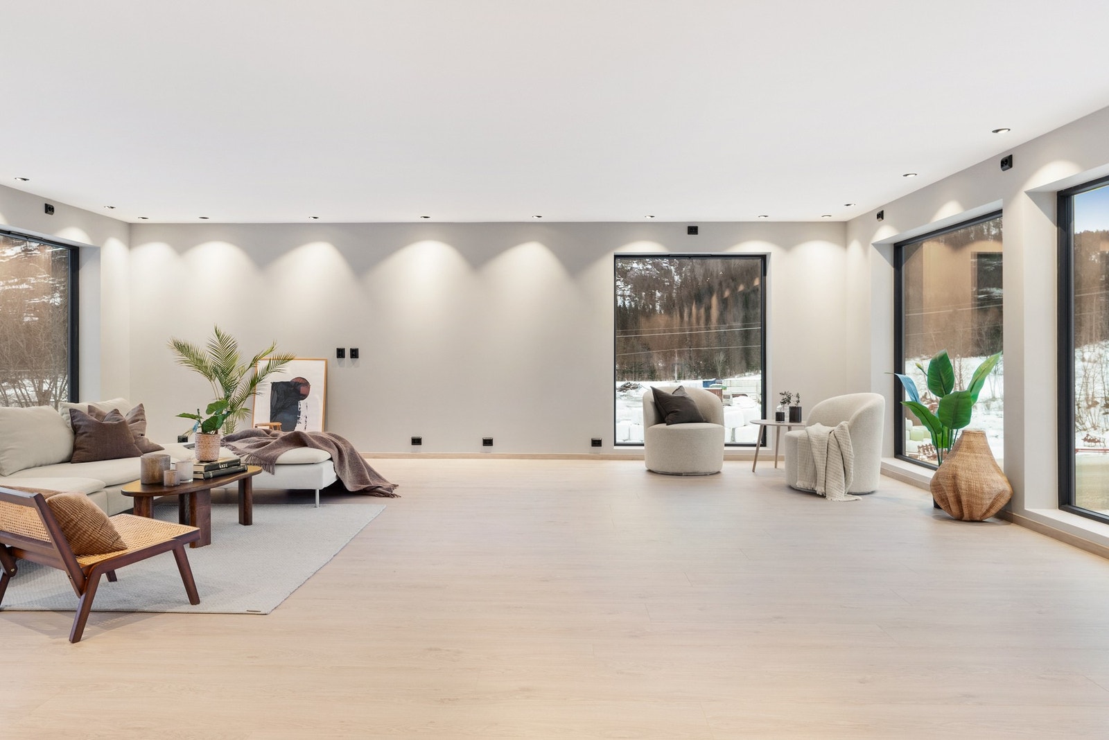 Tidløs og moderne bolig som passer både barnefamilier og den som ønsker et lettstelt hjem Galleribilde