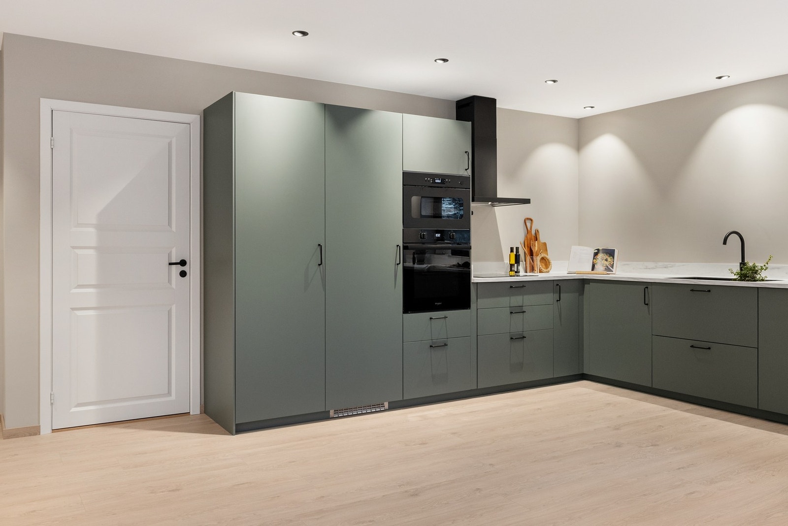 Generøs plass til oppbevaring og gode arbeidsflater Galleribilde