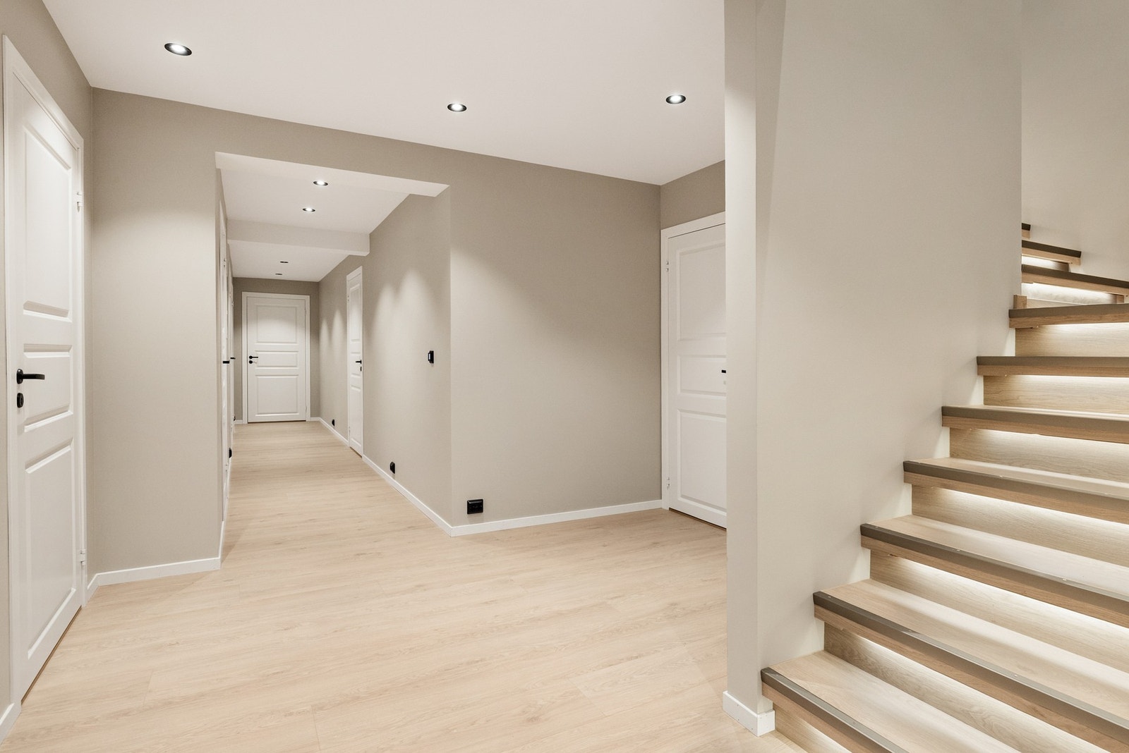 Trappen oppleves som et stilrent og integrert møbel i boligen Galleribilde