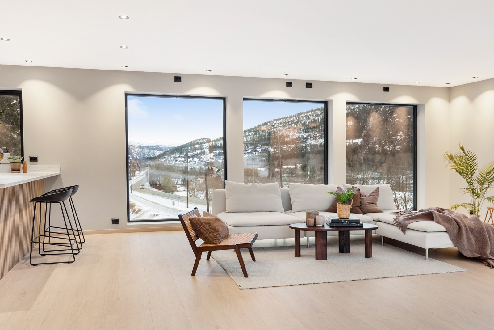 Skjermede omgivelser som kommer fint til uttrykk gjennom store vindusflater Galleribilde