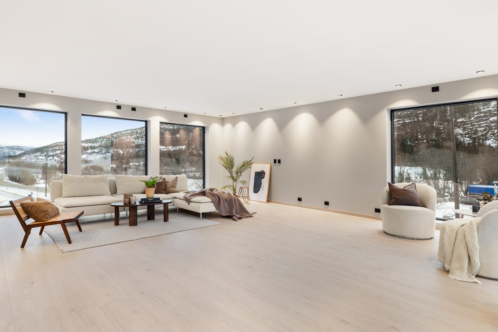 Store oppholdsrom gir gode lysforhold og en luftig romfølelse Galleribilde