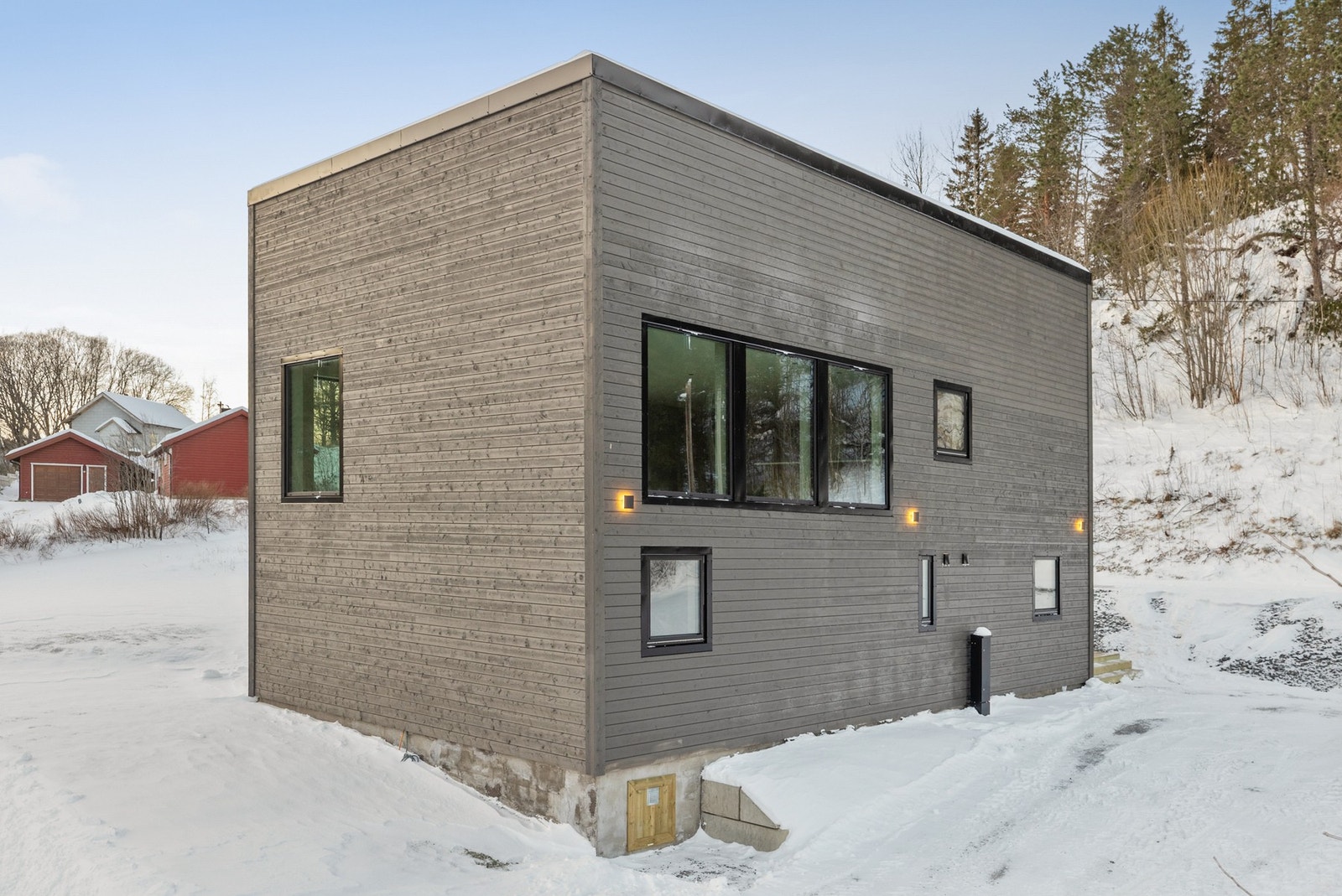 Det er gang- og sykkelvei til butikker på Spillum, samt flotte tur- og friluftsområder i Spillumsmarka Galleribilde