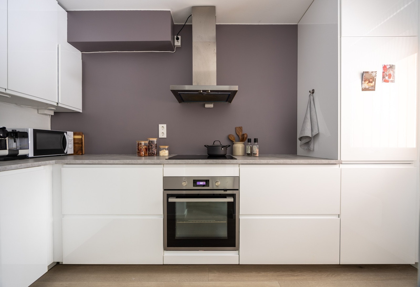 Videre har leiligheten et praktisk separat kjøkken. Galleribilde