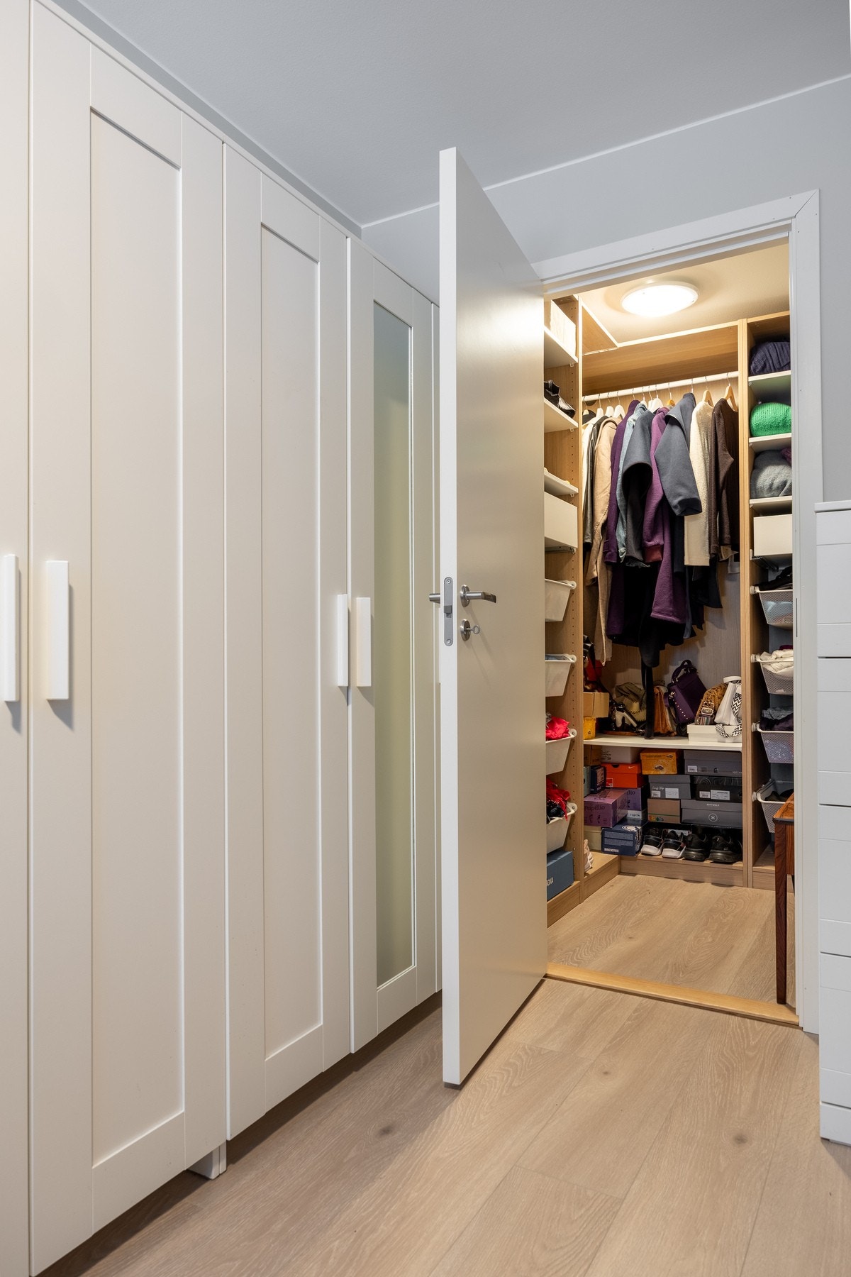 Praktisk tilknyttet walk-in garderobe med rikelig av oppbevaringsplass. Galleribilde