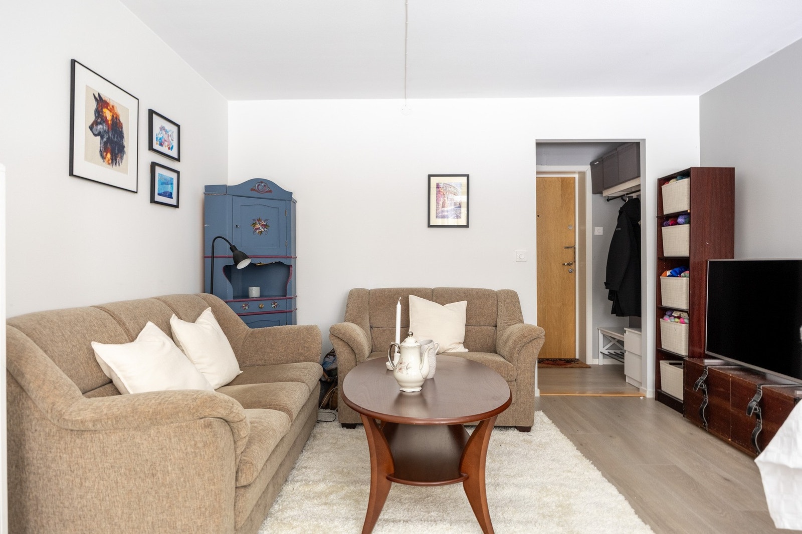 Det er plass til sofa, stoler og tilhørende mediemøblement. Galleribilde