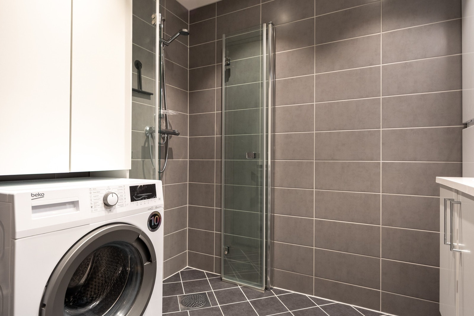 Det er gulvvarme og nedsenket himling med downlights. Galleribilde