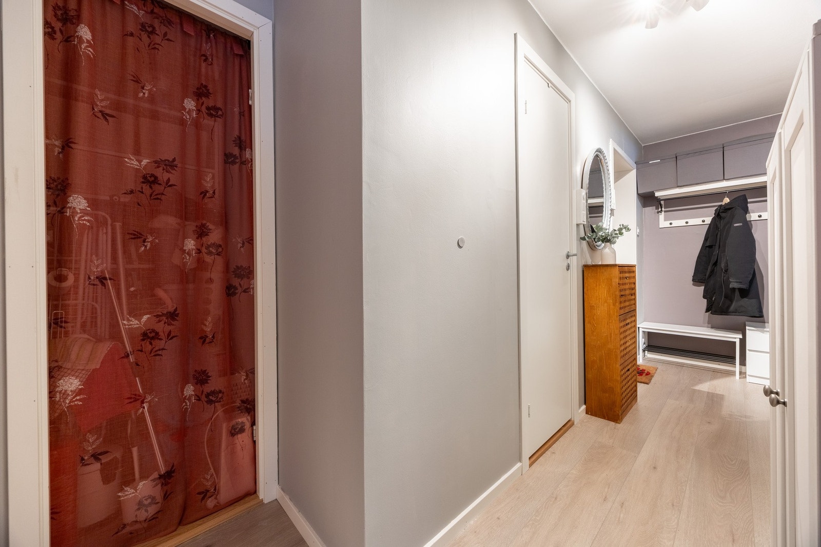 Pen entré med plass for klesoppheng og oppbevaring av sko. Galleribilde