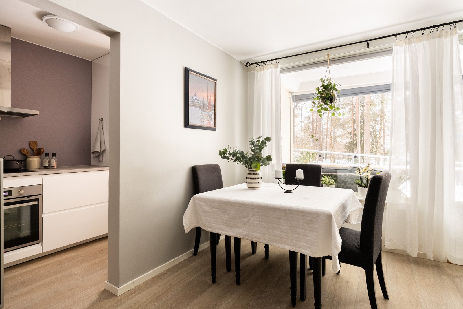 Det er også plass til spisebord ved vinduet. Galleribilde