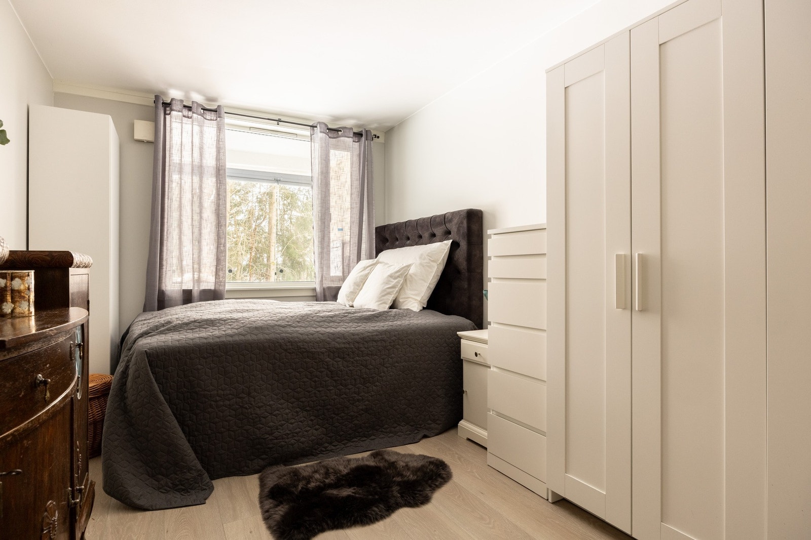 Soverommet er romslig og har god plass til stor seng med tilhørende nattbord. Galleribilde