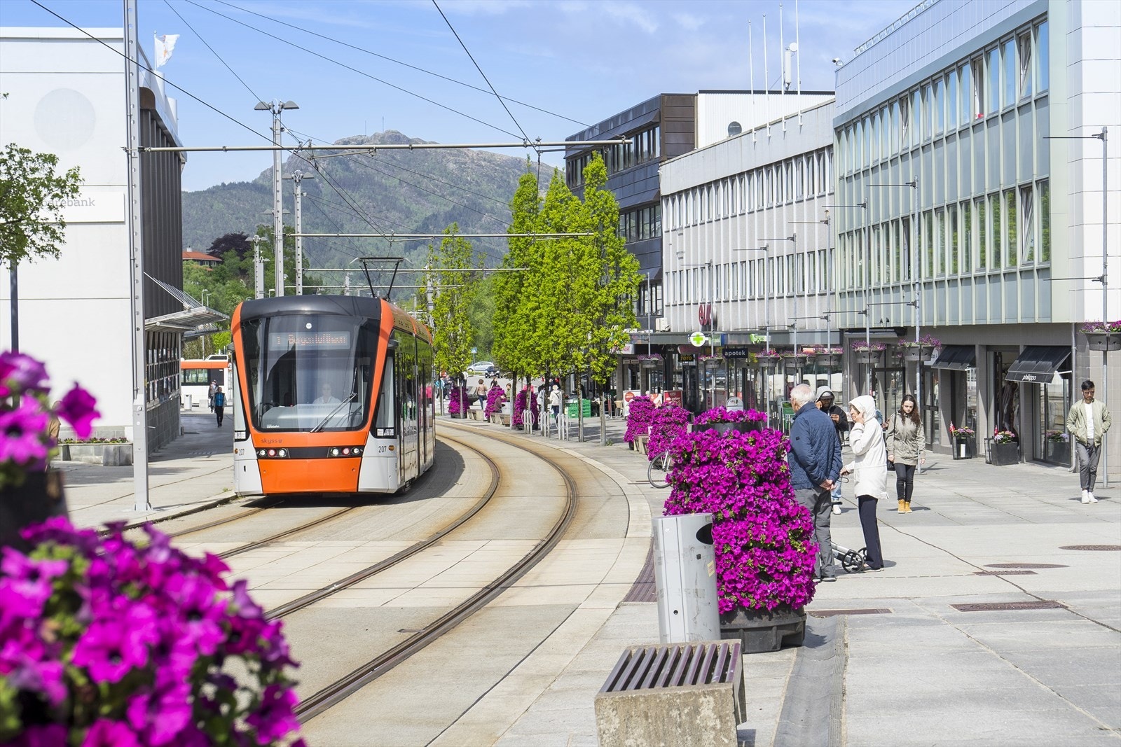 Det er gangavstand til Nesttun sentrum og bybanestopp ved Skjoldskiftet for effektiv transport. Galleribilde