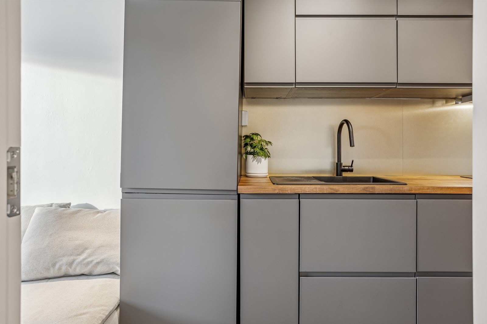 Praktiske løsninger og god skapplass kjennetegner den arealeffektive kjøkkensonen. Galleribilde