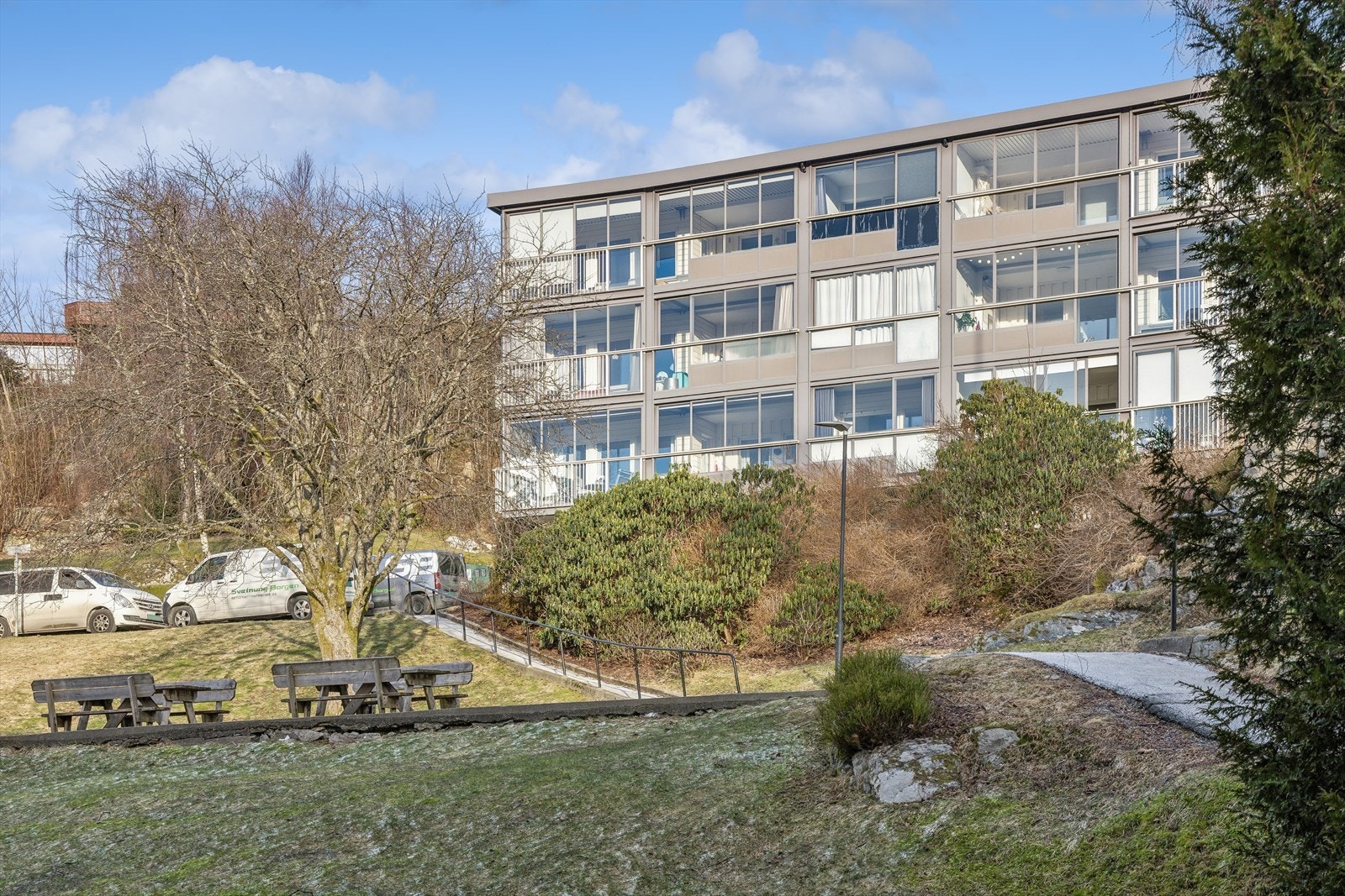 Bygget ligger tilbaketrukket og rolig, med elbillading i laget og flotte turmuligheter i nærområdet. Galleribilde