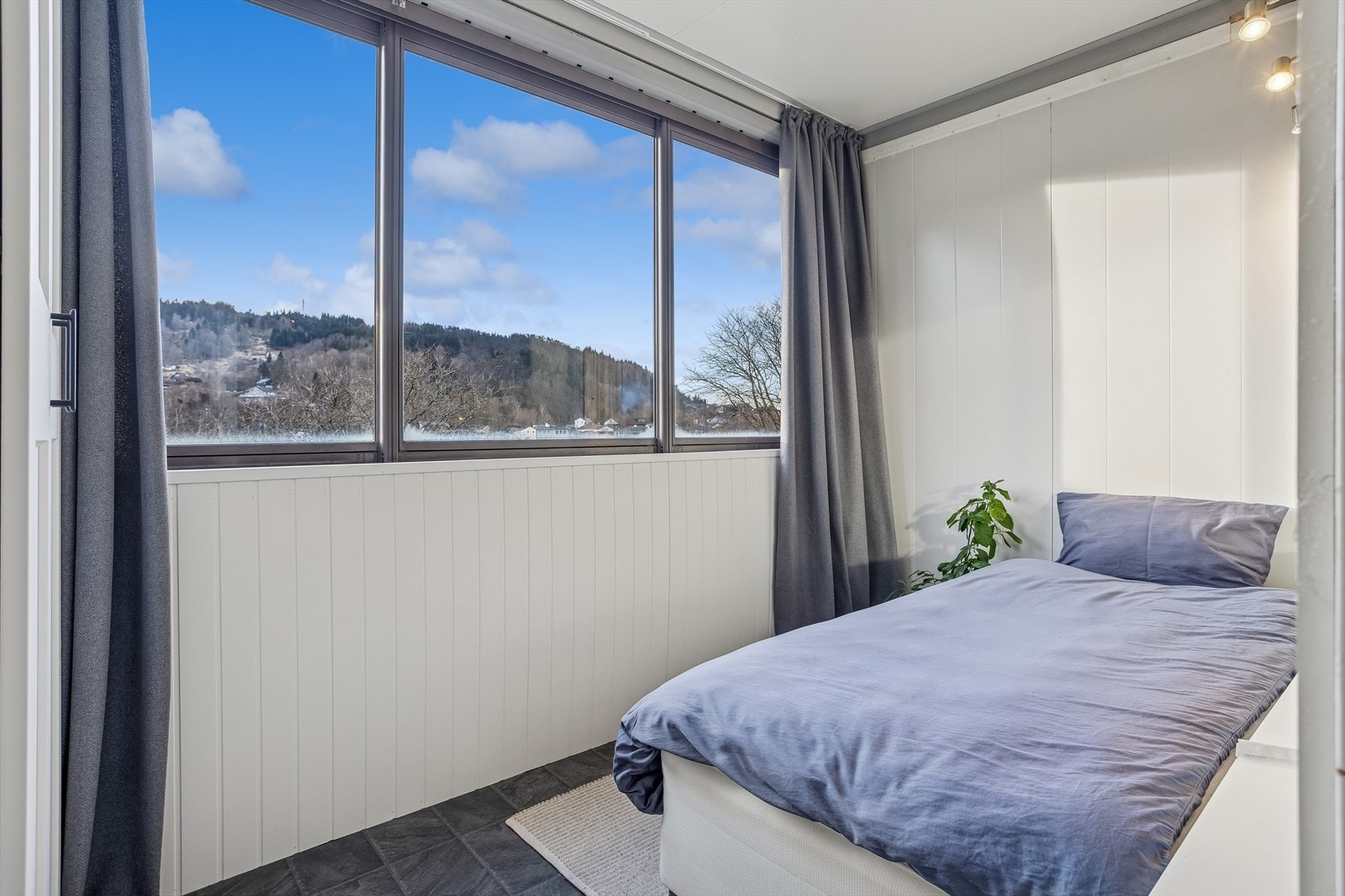 Lite innsyn, fin utsikt. Inngangsdør i førsteetasje, men balkongen er opp fra bakkenivå i front. Galleribilde