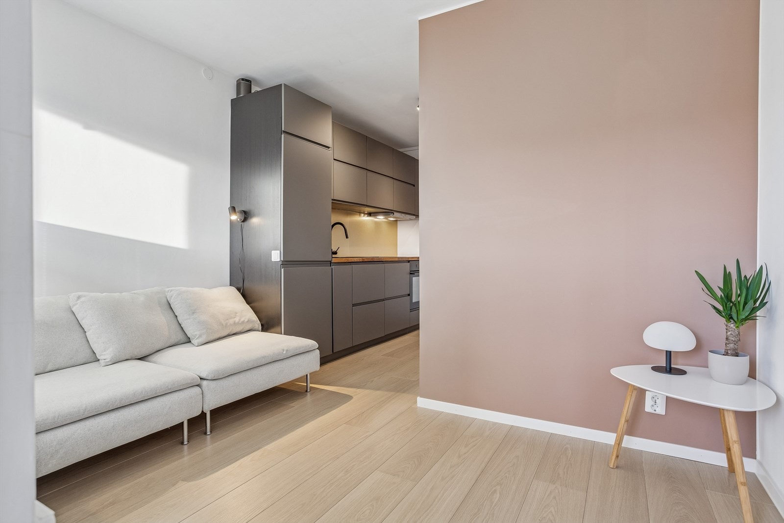 Stuen er et lyst rom med plass til en sofagruppe +++. Lett å innrede. Galleribilde