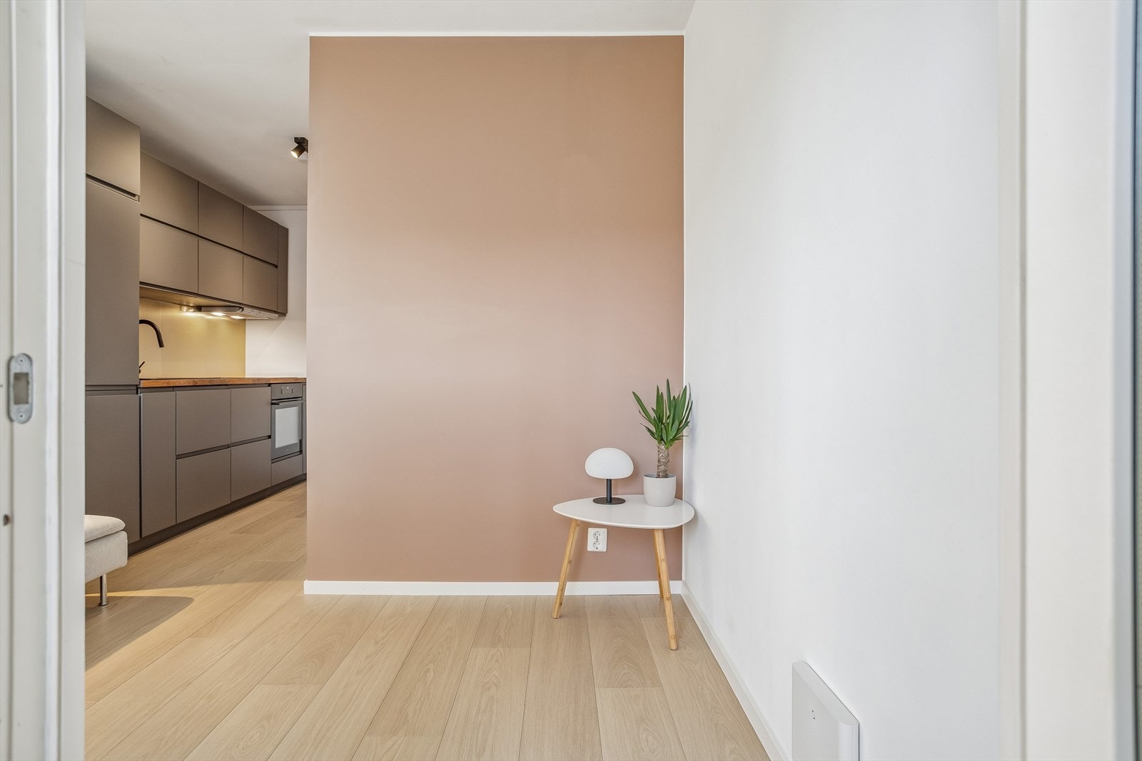 Oppvarming med radiator er inkludert i felleskostnadene, noe som gir forutsigbare boutgifter. Galleribilde