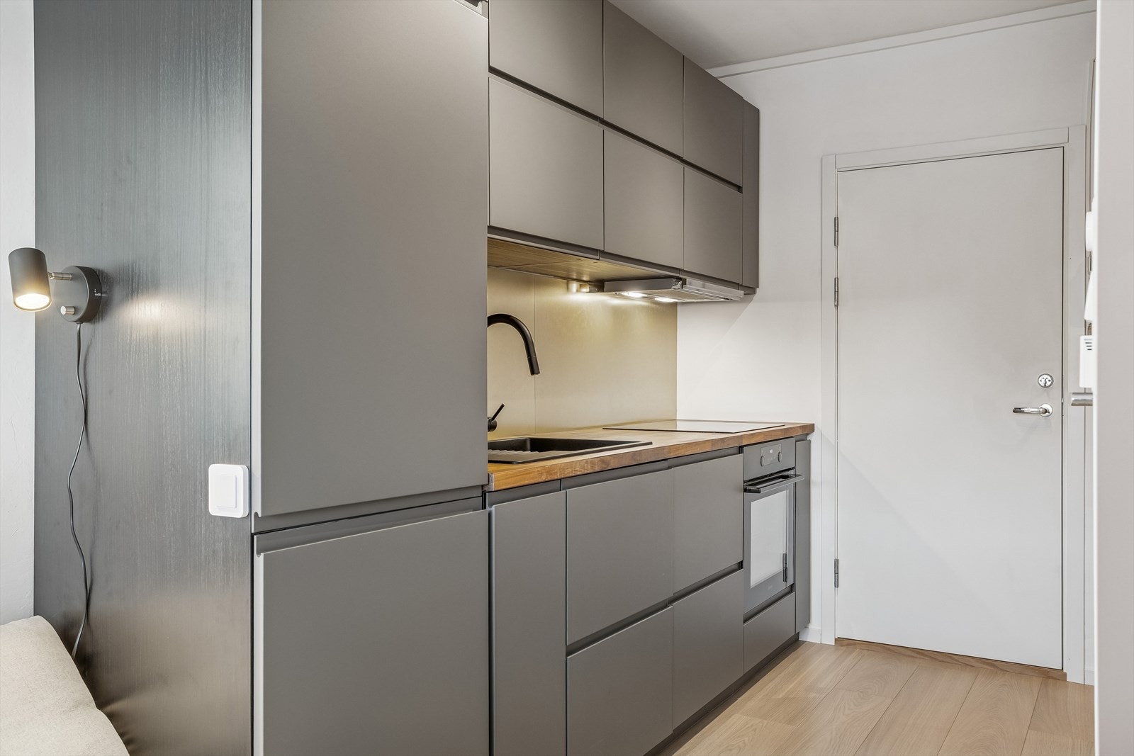 Kjøkkeninnredningen har slette fronter og en solid benkeplate i laminat. Galleribilde