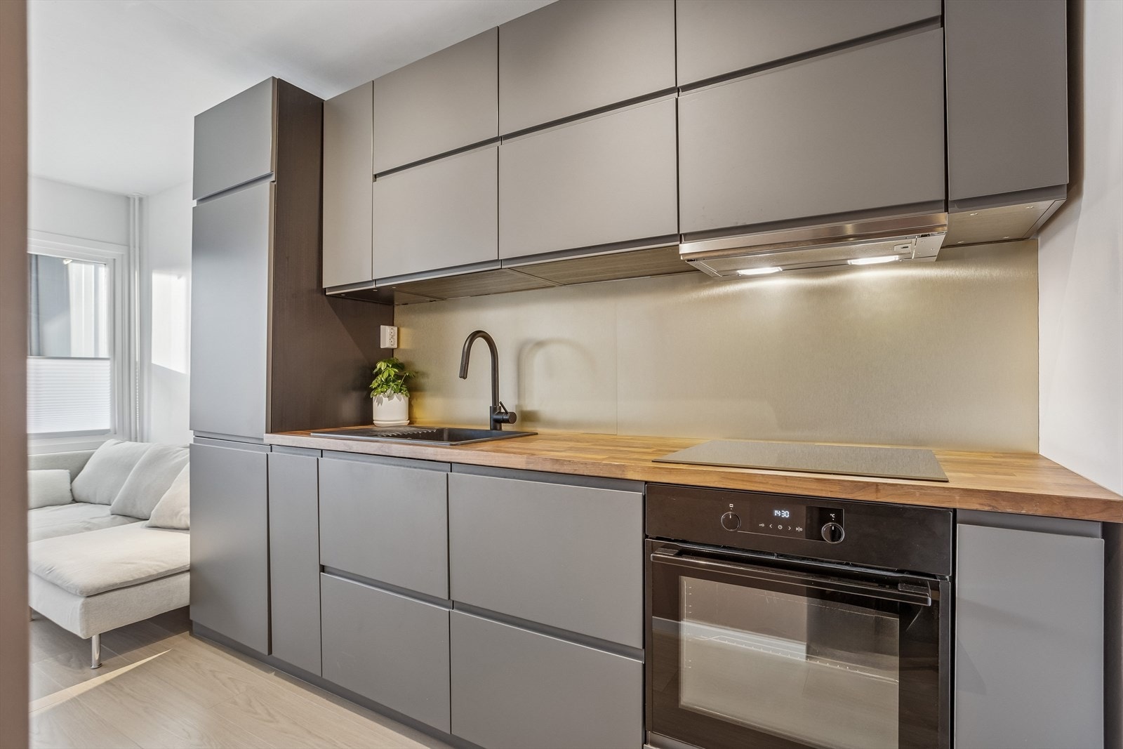 Kjøkkenet ble montert i 2021/2022 og har integrert stekeovn, platetopp og kjøl-/frys. Galleribilde