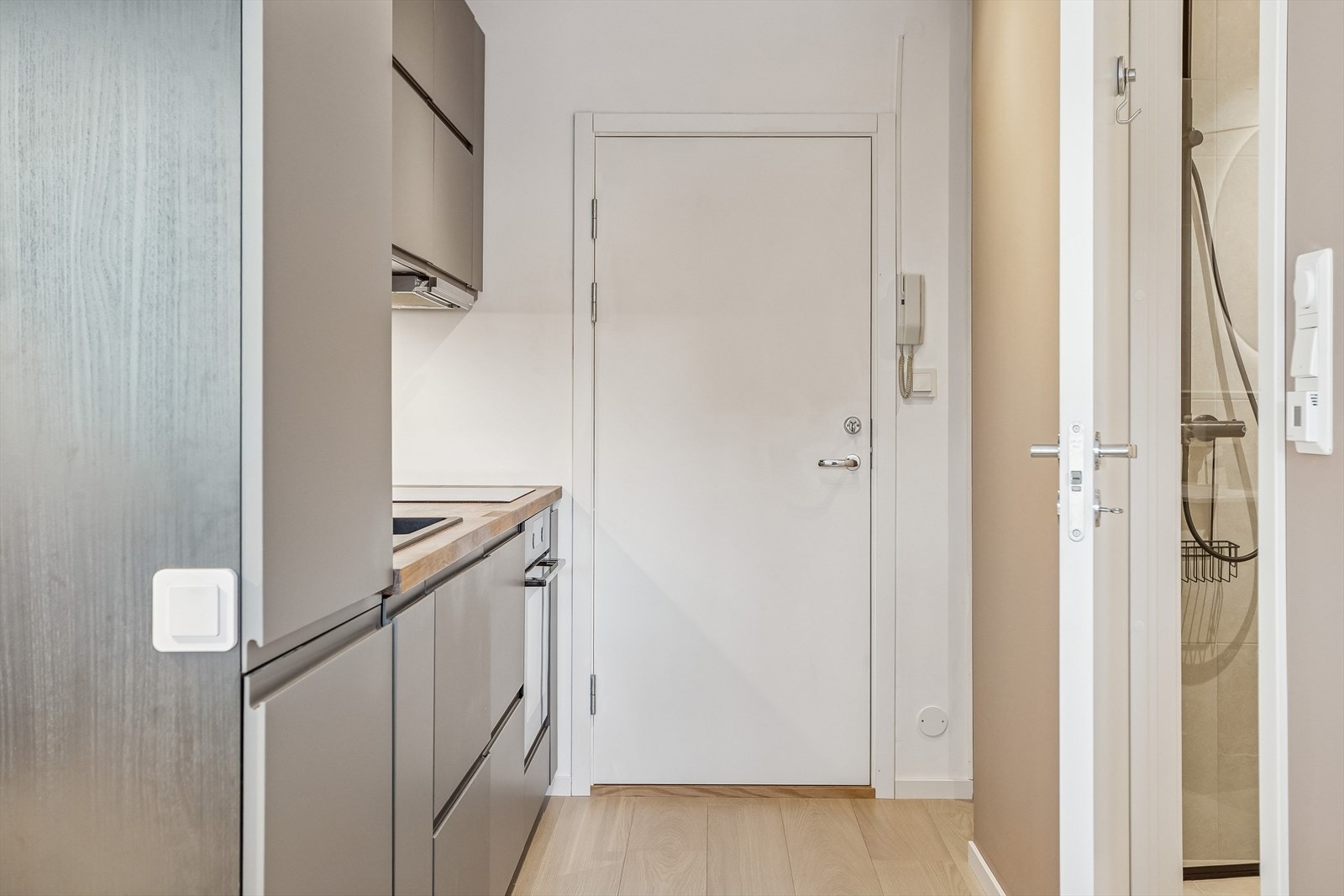 Kjøkkenet er en del av en åpen løsning med entréen, noe som gir en god romfølelse. Galleribilde