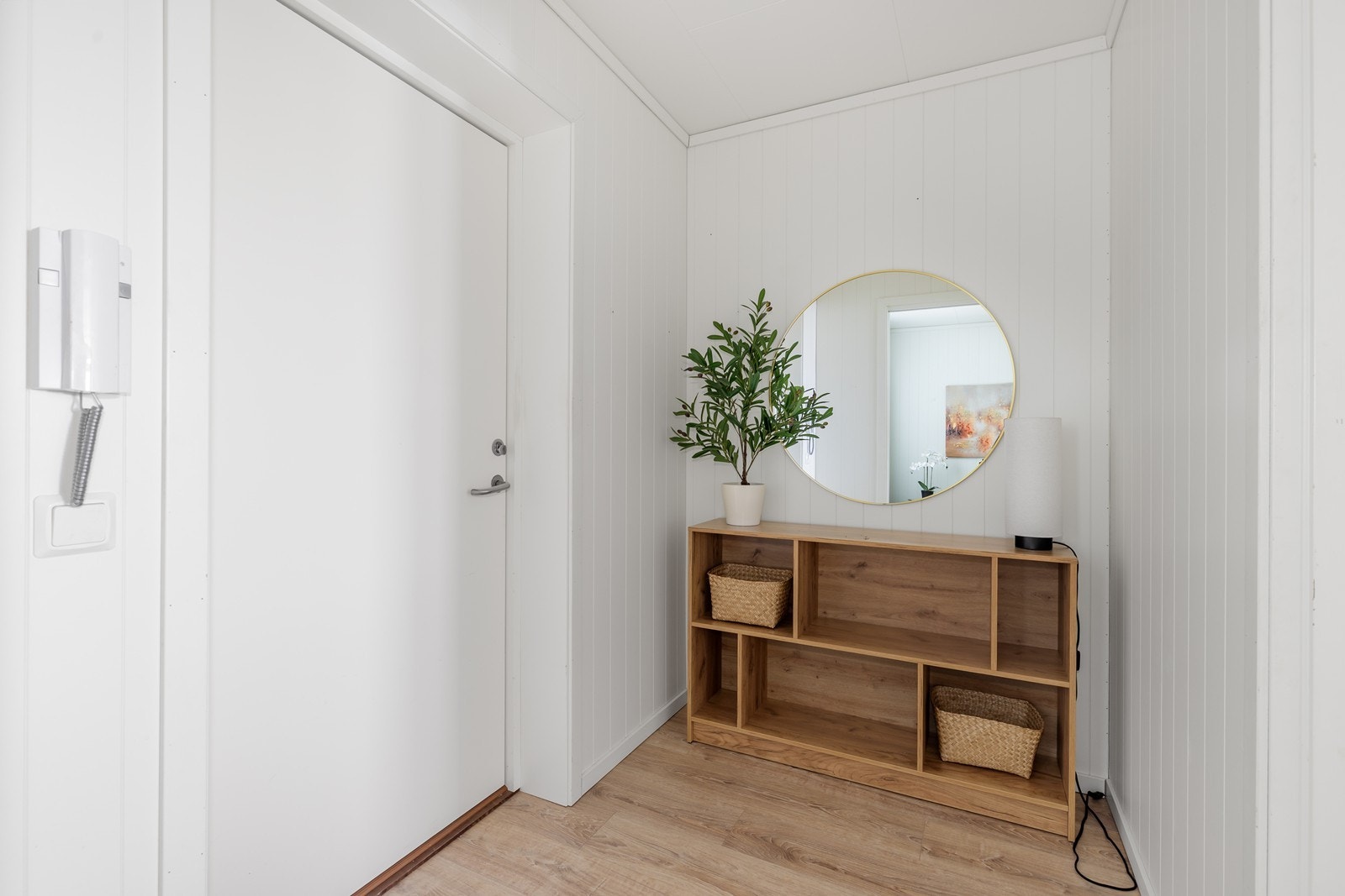 I entréen er det plass til skap/ møblement for oppbevaring Galleribilde