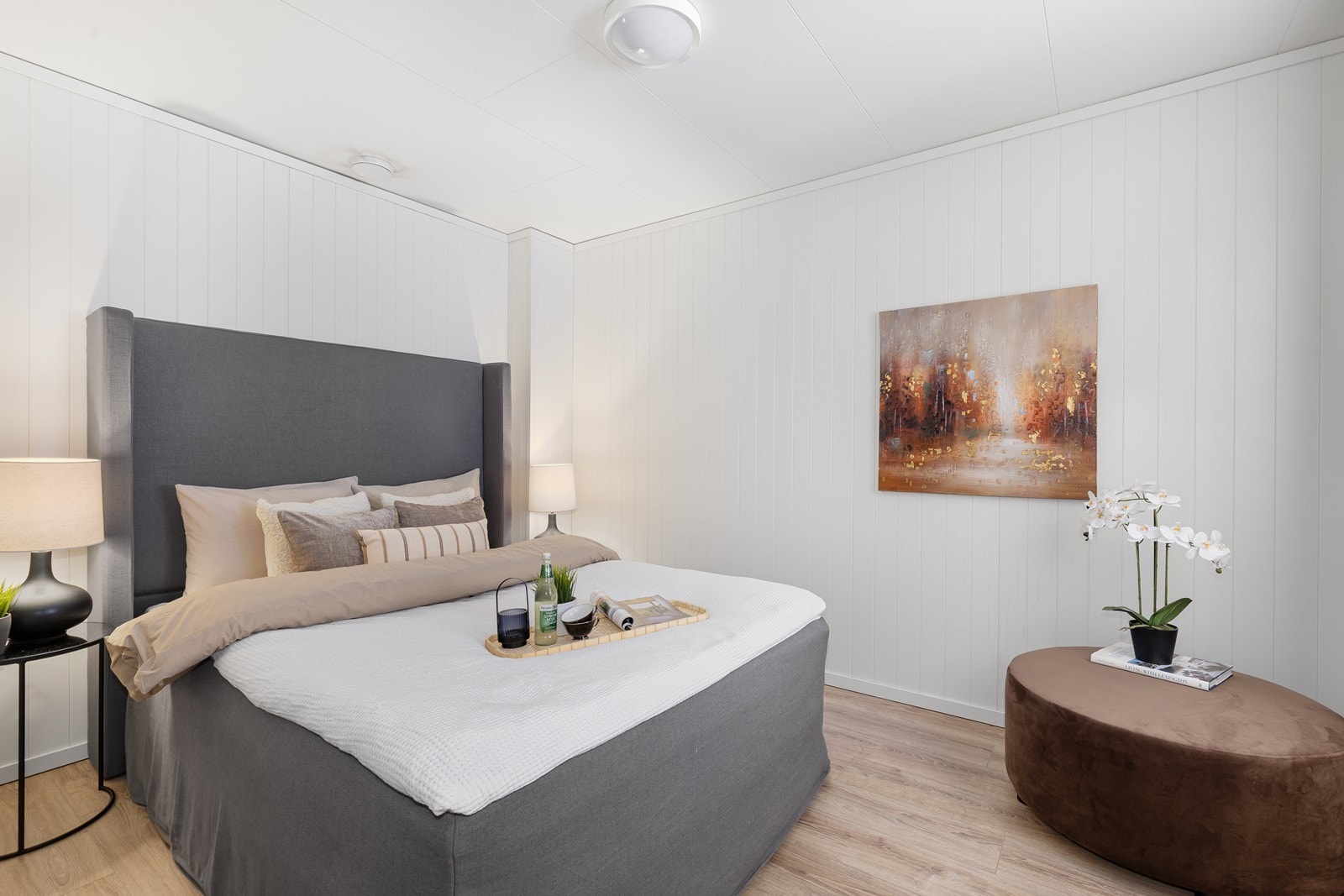 Fra entréen er det adkomst til romslig og fint soverom Galleribilde